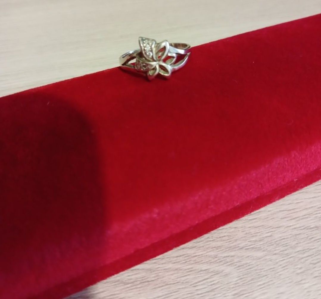 Продам красивое серебрянное кольцо .
