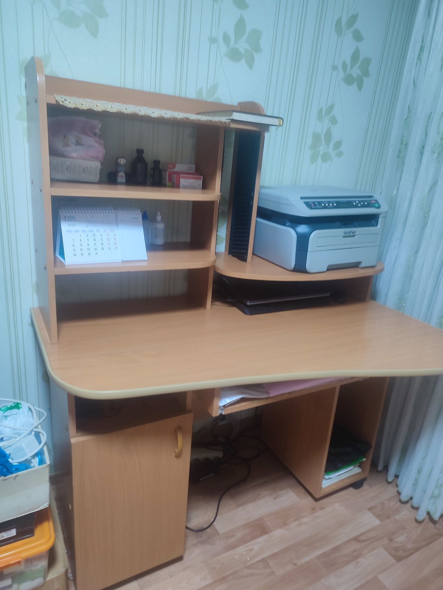 Продам компьютерный стол б/у 10000 тг. Торг уместен.