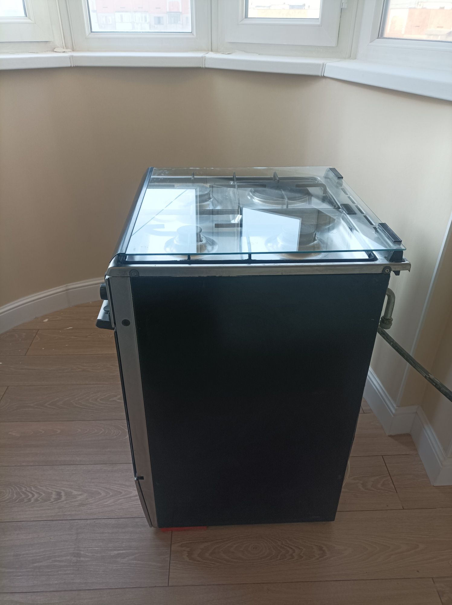 Продам комбинированную газовую плиту с электродуховкой BOSCH