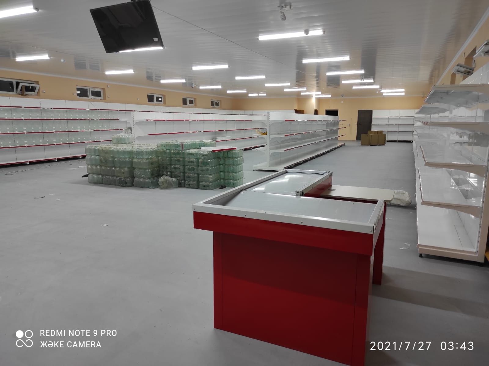 Металлические стеллажи полки для магазина Стеллажи кассовые боксы