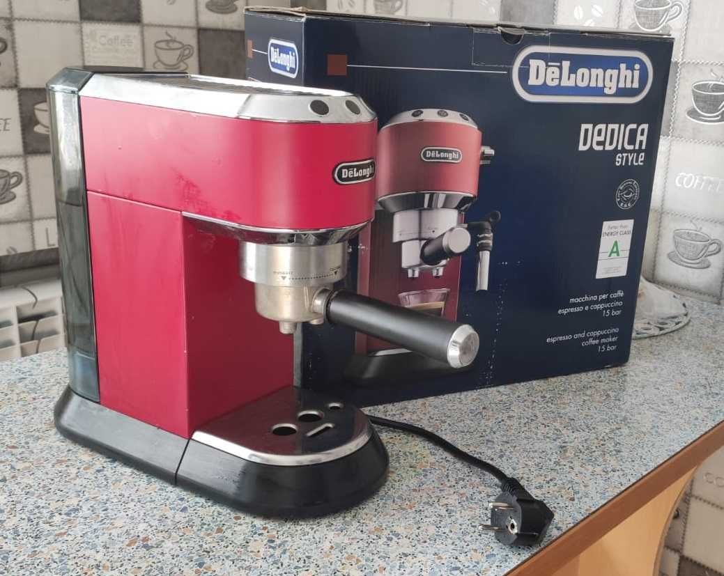 Кофеварка рожковая DeLonghi EC685.R