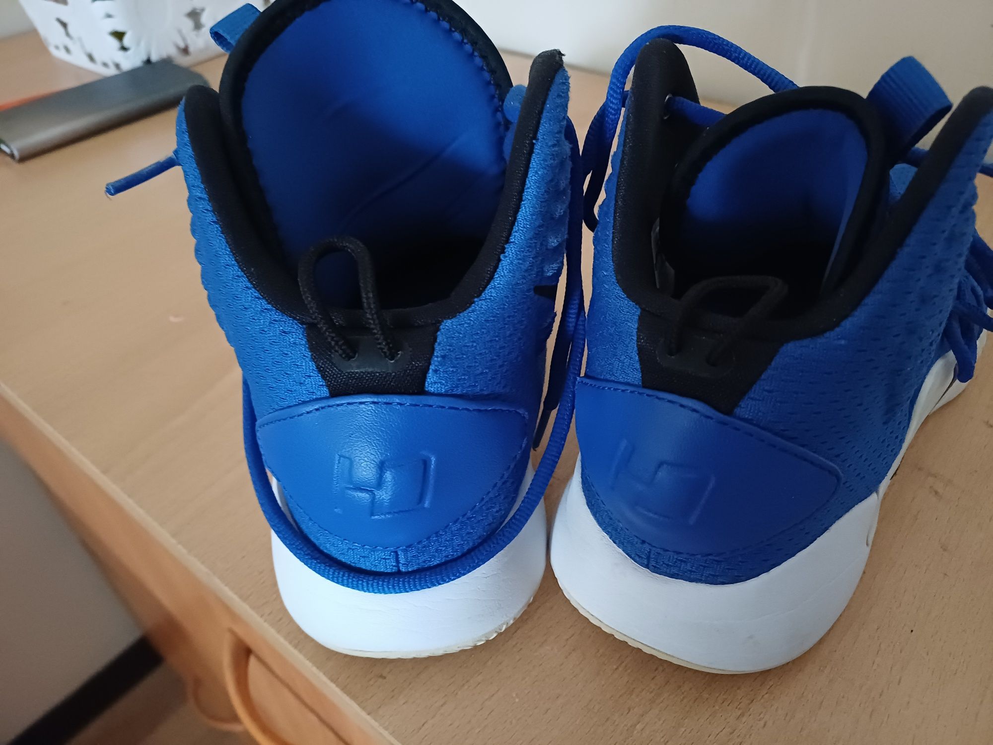 Продам кроссовки  40р