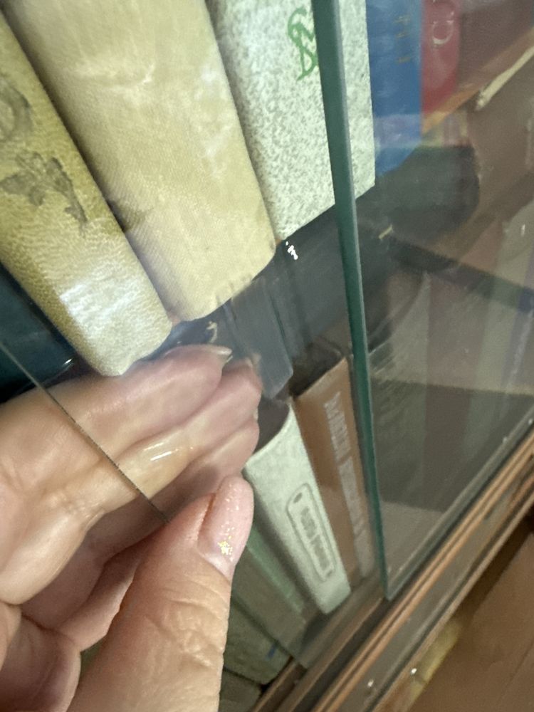 Книжный деревянный шкаф прочный