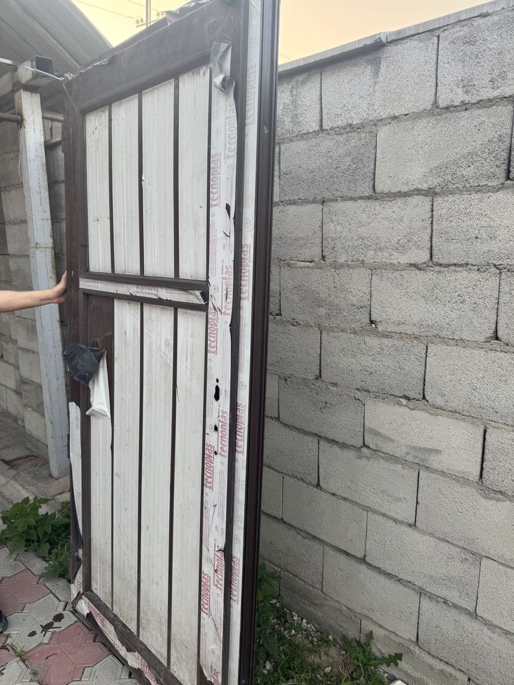 Продаеться пластиковая дверь абсолютно навая срочнопо цене ниже рынка