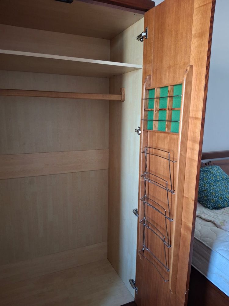 Срочно продам Мебель , шкаф , кровать , тумбочки , шкаф в прихожке