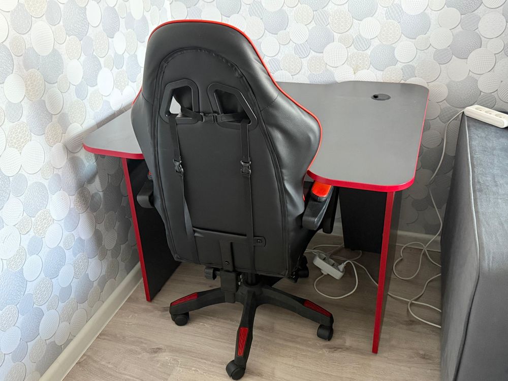 Компьютерный стол со стулом