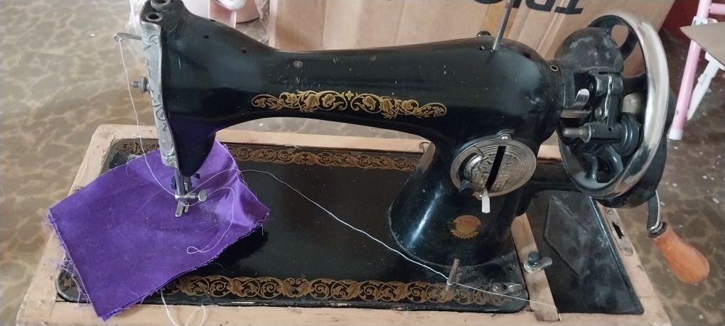 Продам швейную машинку рабочая советская