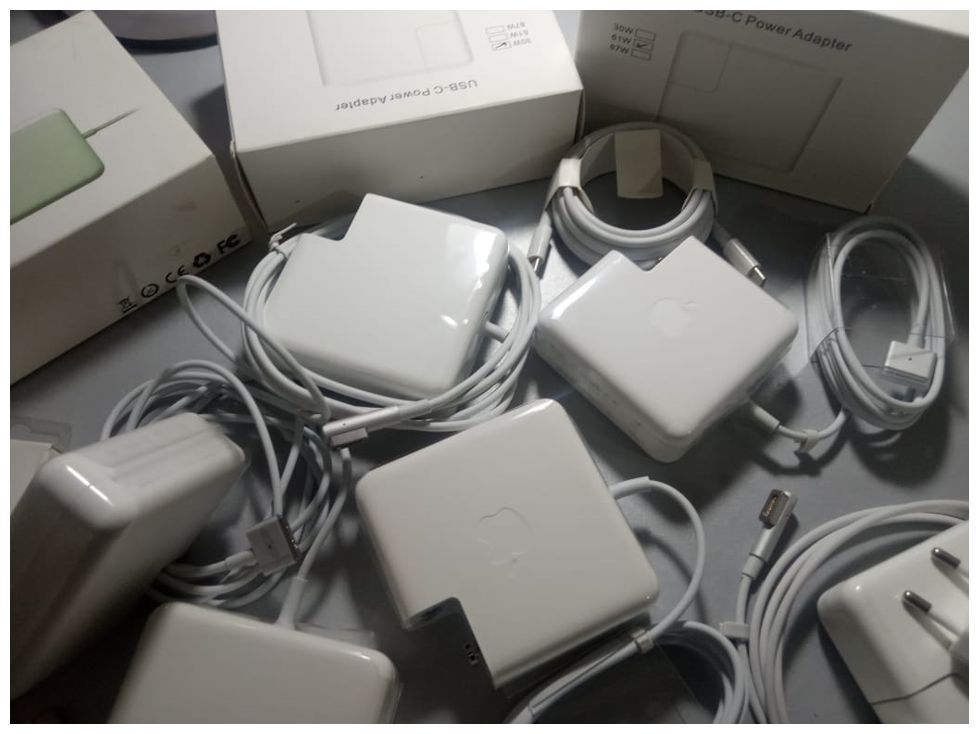 на MacBook 85W - зарядка, блок питания .