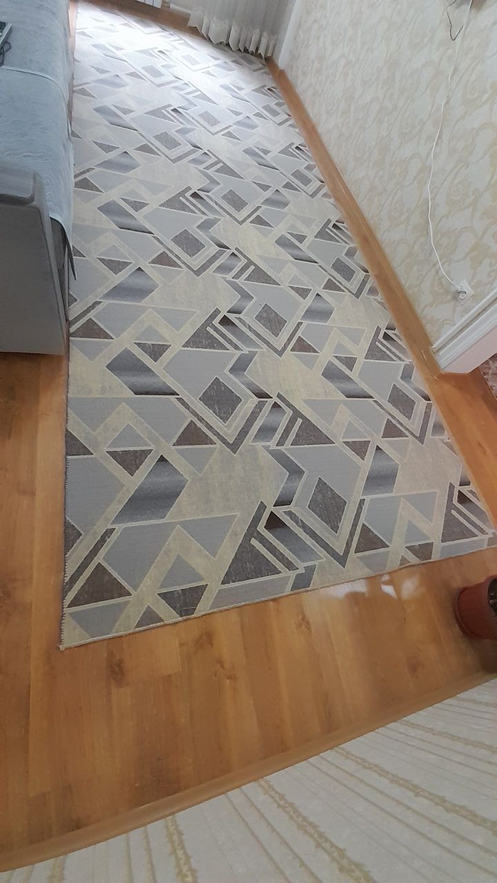 Почти новый палас