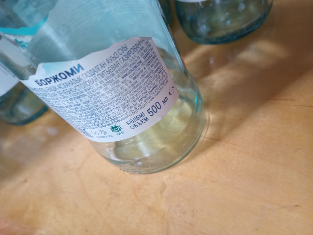 Продам стеклянные бутылки от Боржоми 500мл. 60 штк.