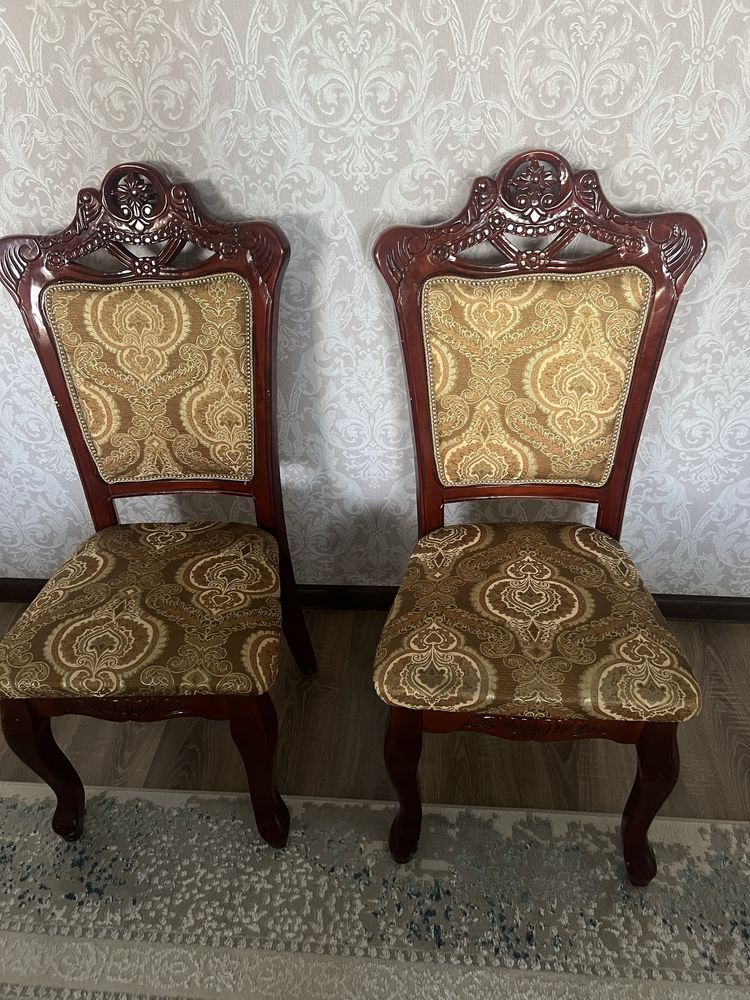 Продаётся стол и стулья