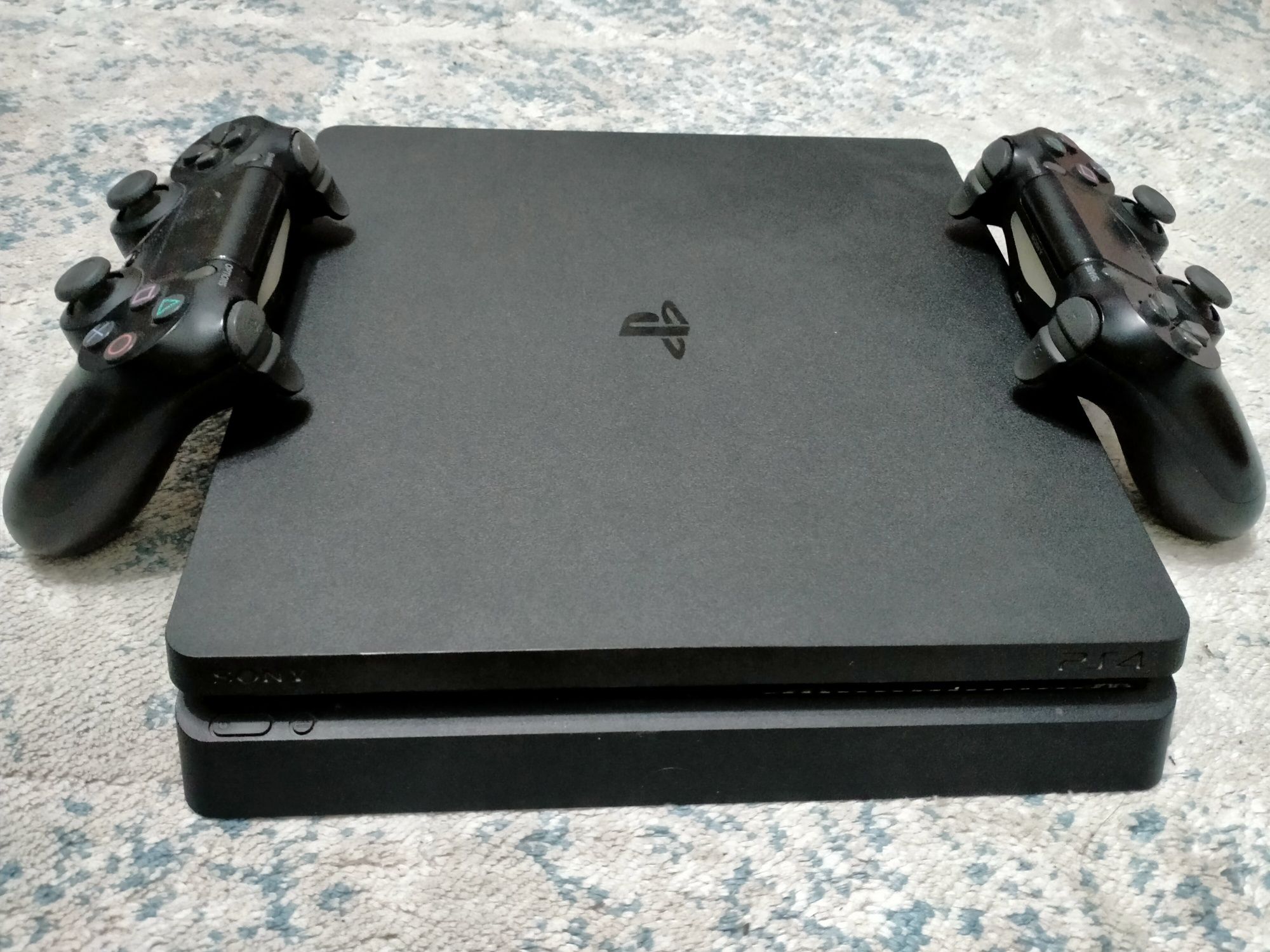 Пс4 и 9 игр 2 джостика срочно продам