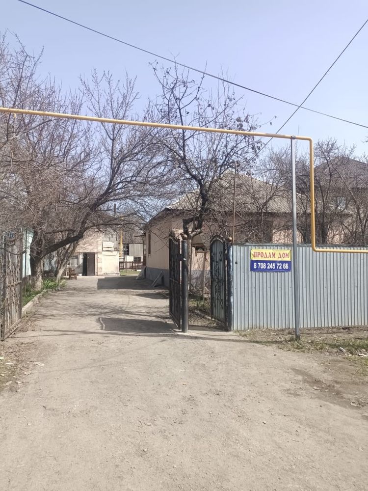 Продам два дома.