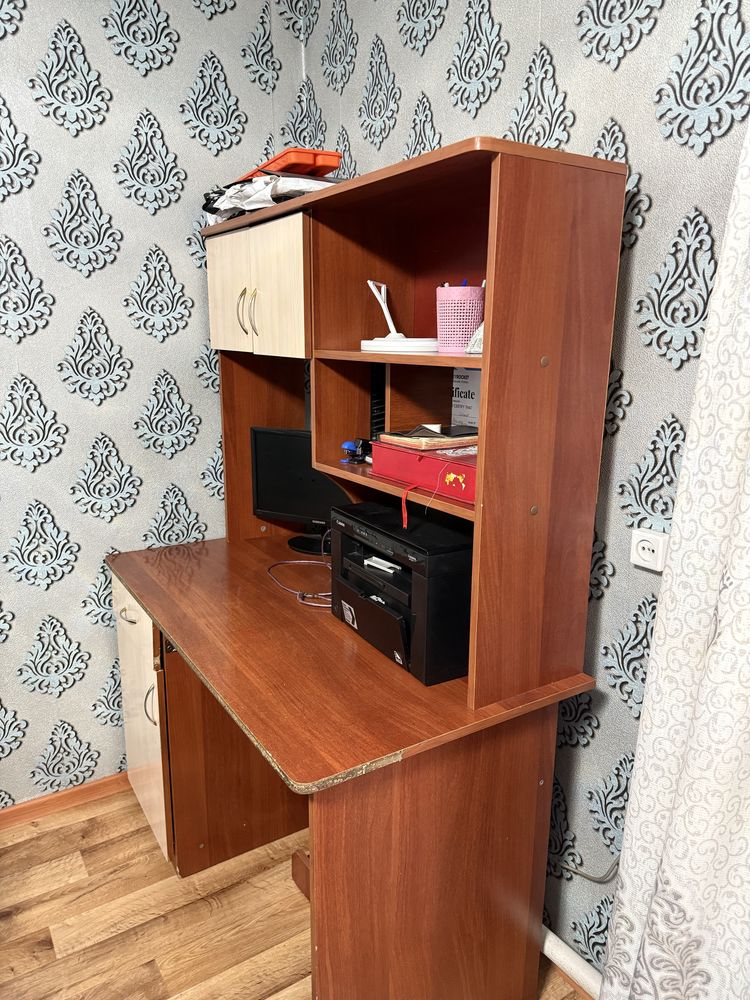 Срочно продам Компьютерный столик!! Мебель из дерева