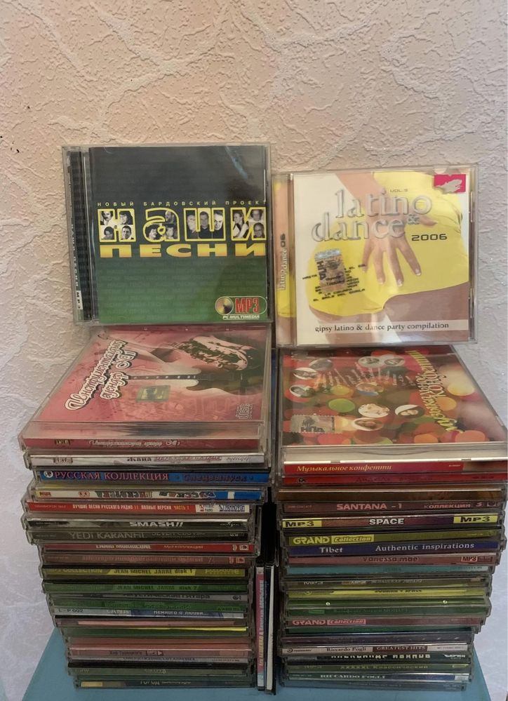 CD диски , аудио кассеты , магнитола