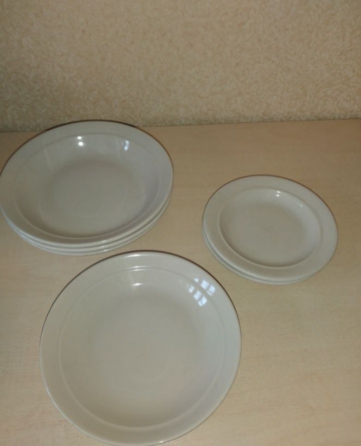 Продаю 24 тарелки  б/у. для первых и вторых блюд советского произ-ва.
