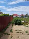 Продам участок 8 соток имеется дом из  самана земли ровный 17/46 имеет