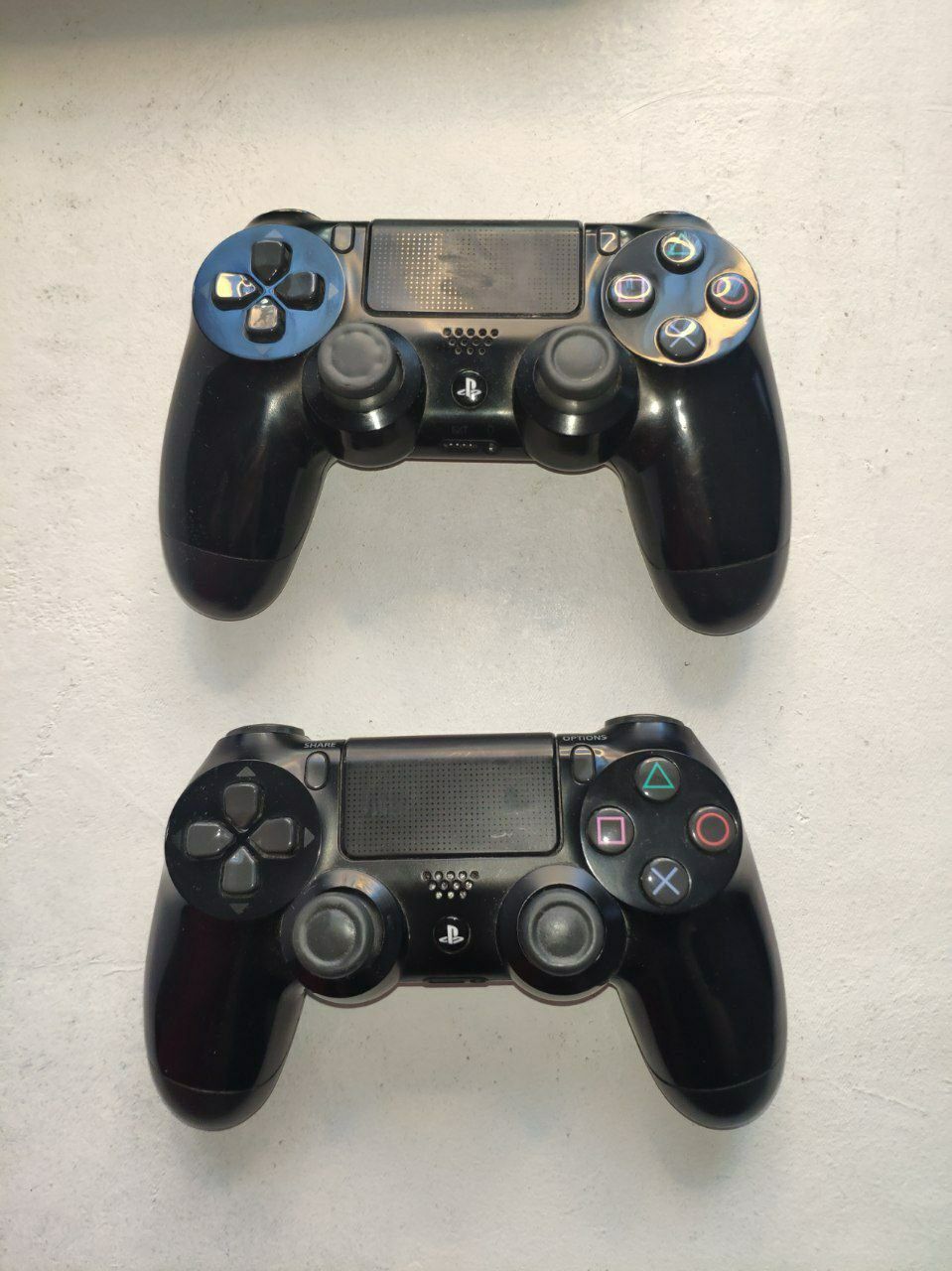 Playstation 4 Pro 1Tb, 2 Джойстика, полный комплект шнуров