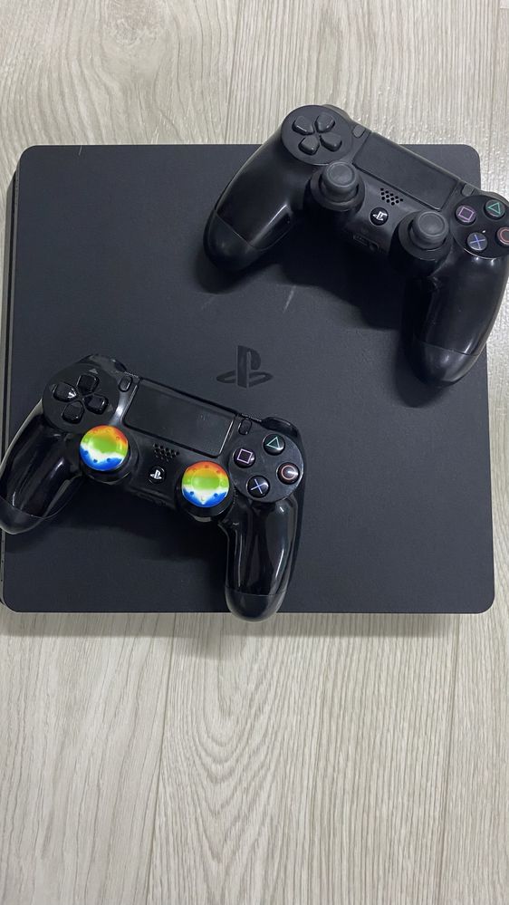 Плэйстейшн 4 слим 500гб 2 джойстик и с играми