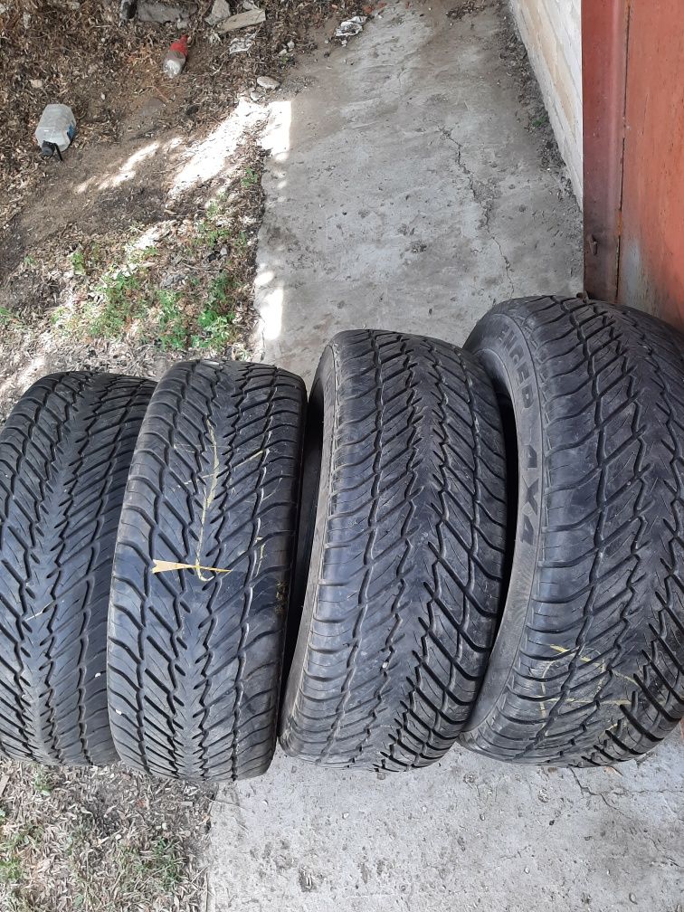 Продам шины. 265/70/15 мастеркрафт.