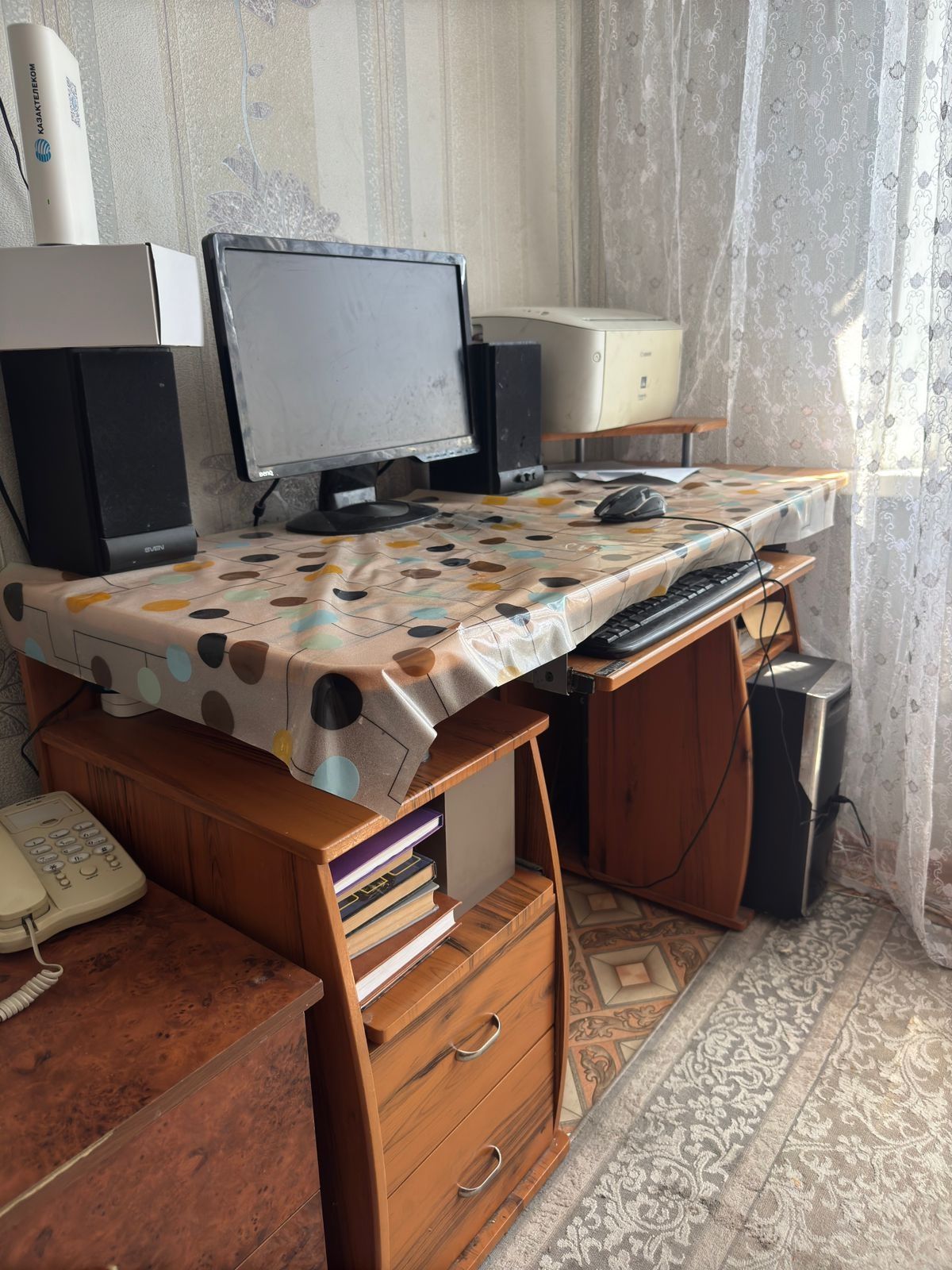 Стол и две тумбочки
