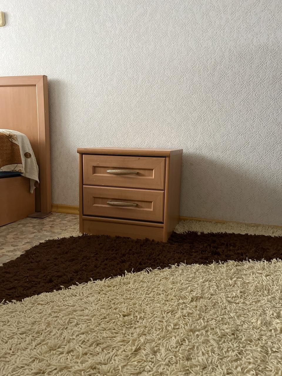 4 стула и кровать с матрасом и  с тумбочками