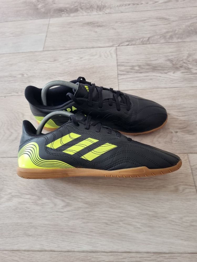 Оригинальная футзалка фирмы Adidas AdiQuestra.