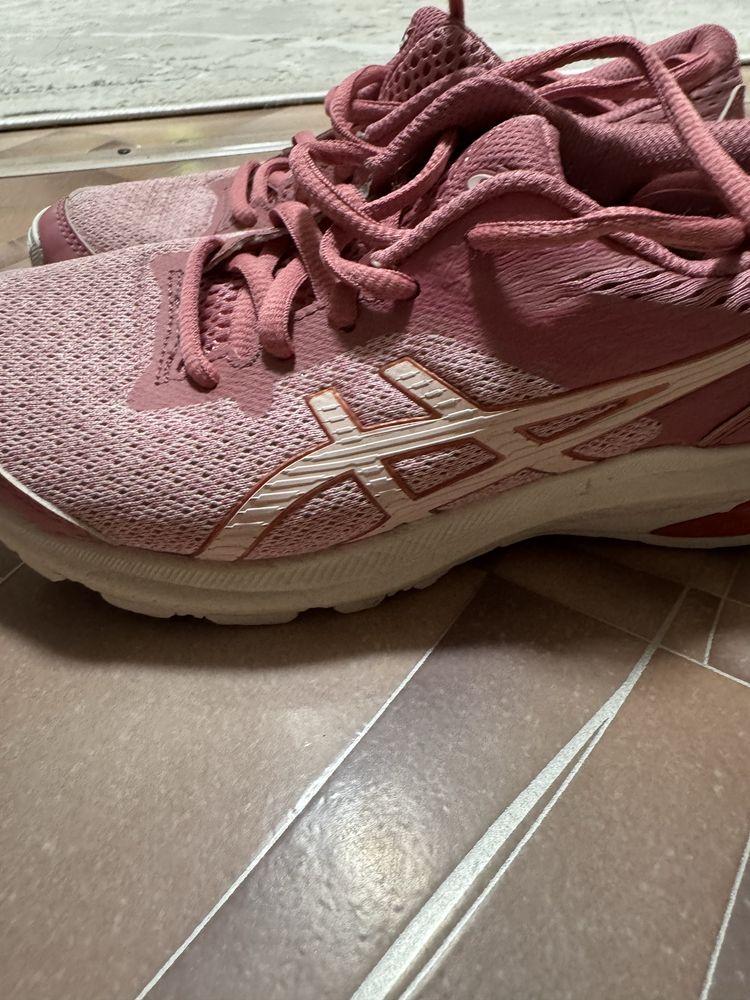 Продам кросовки на девочку ASICS