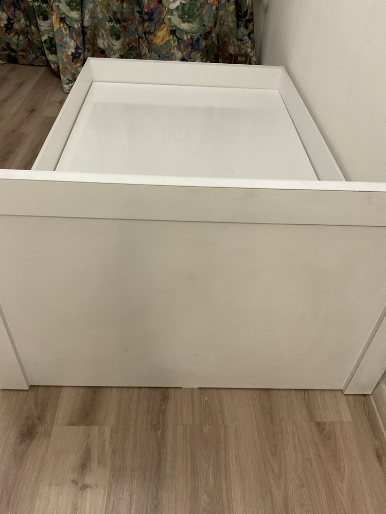Продается очень прочная  кровать белого цвета