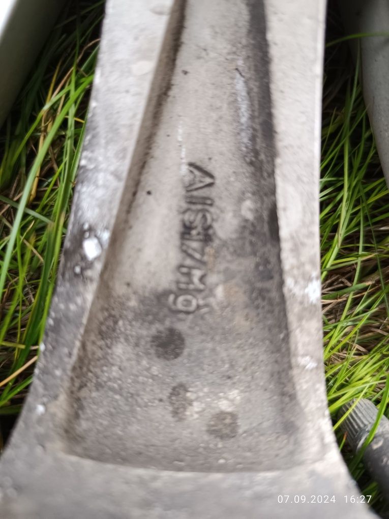 Зимние шипованные шины 235/45 R17  на оригинaл дисках R17 Volksw