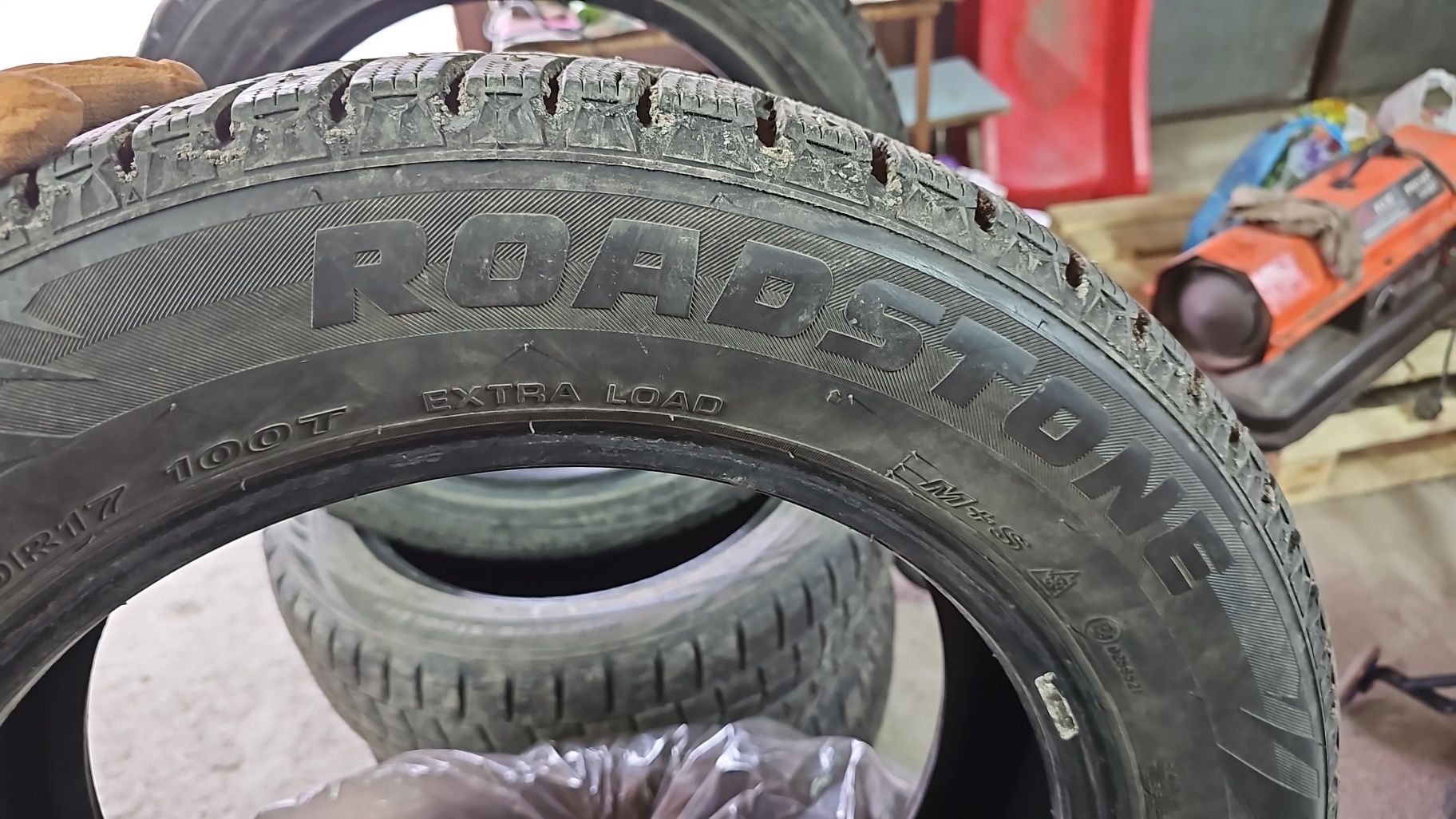 Зимняя шипованная резина 215/60/17 roadstone