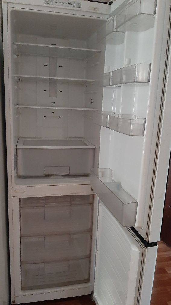 Продаю холодильник Лж в  отличном состоянии с доставкой до дома.