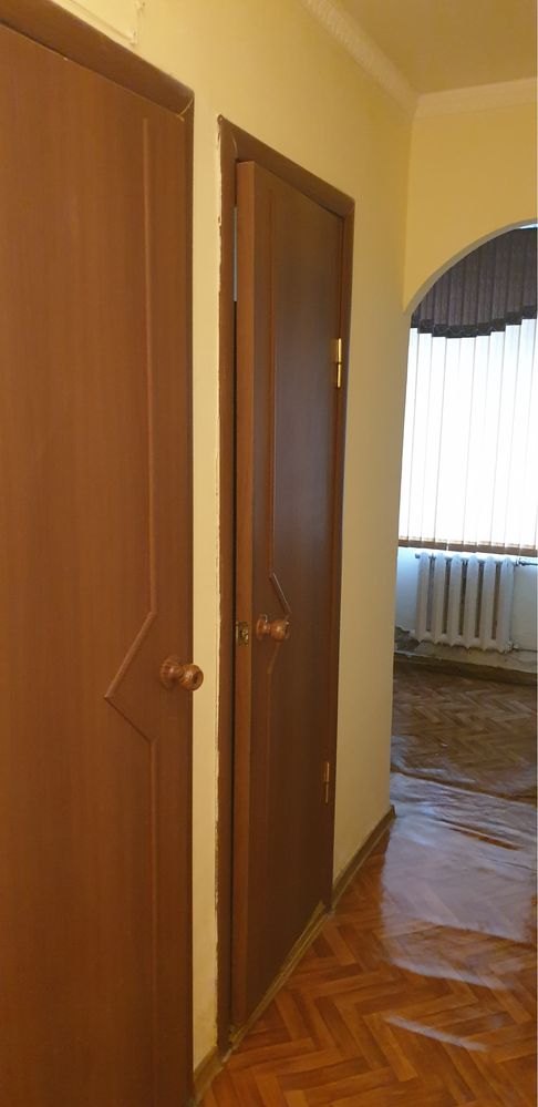 Продается 3-х комнатная квартира в центре. 1-этаж.