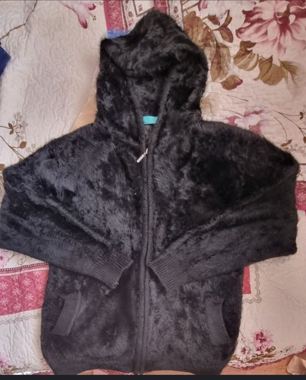 Продам кофту с капюшоном на замке.