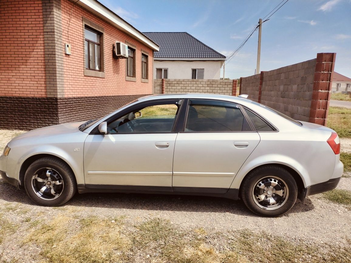 Audi. A4 серебристи