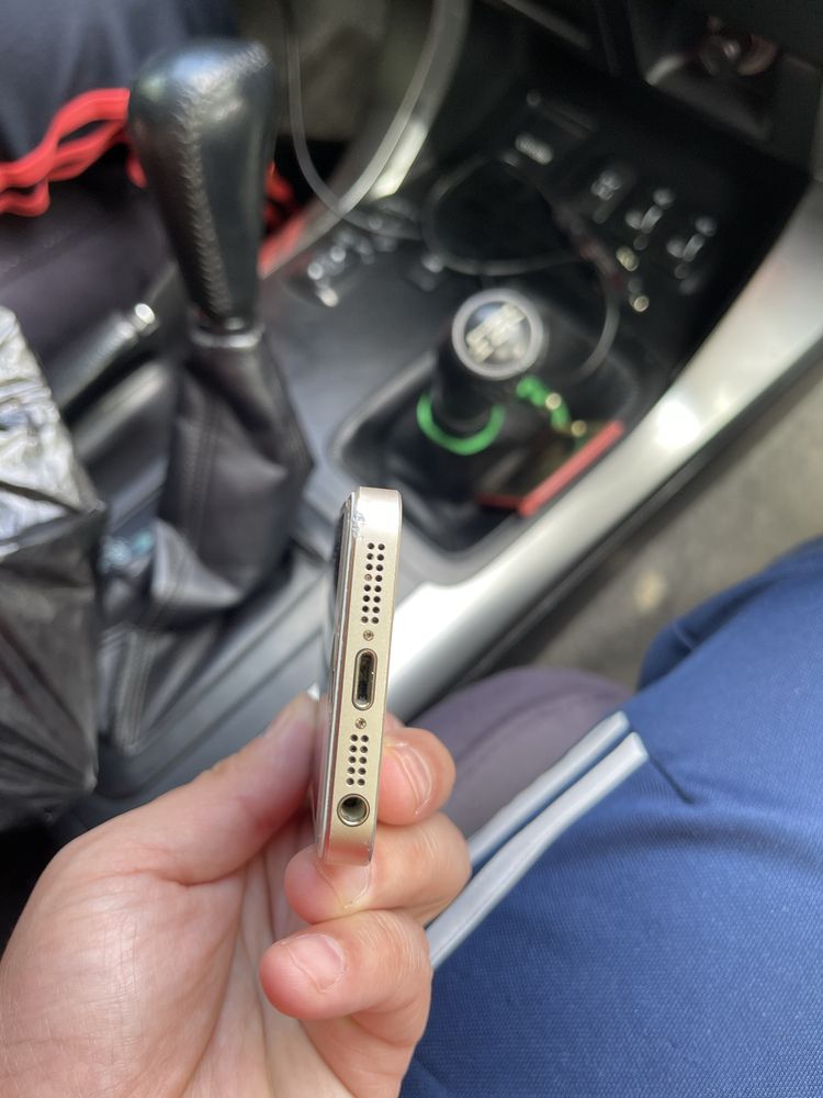 Продам iPhone SE