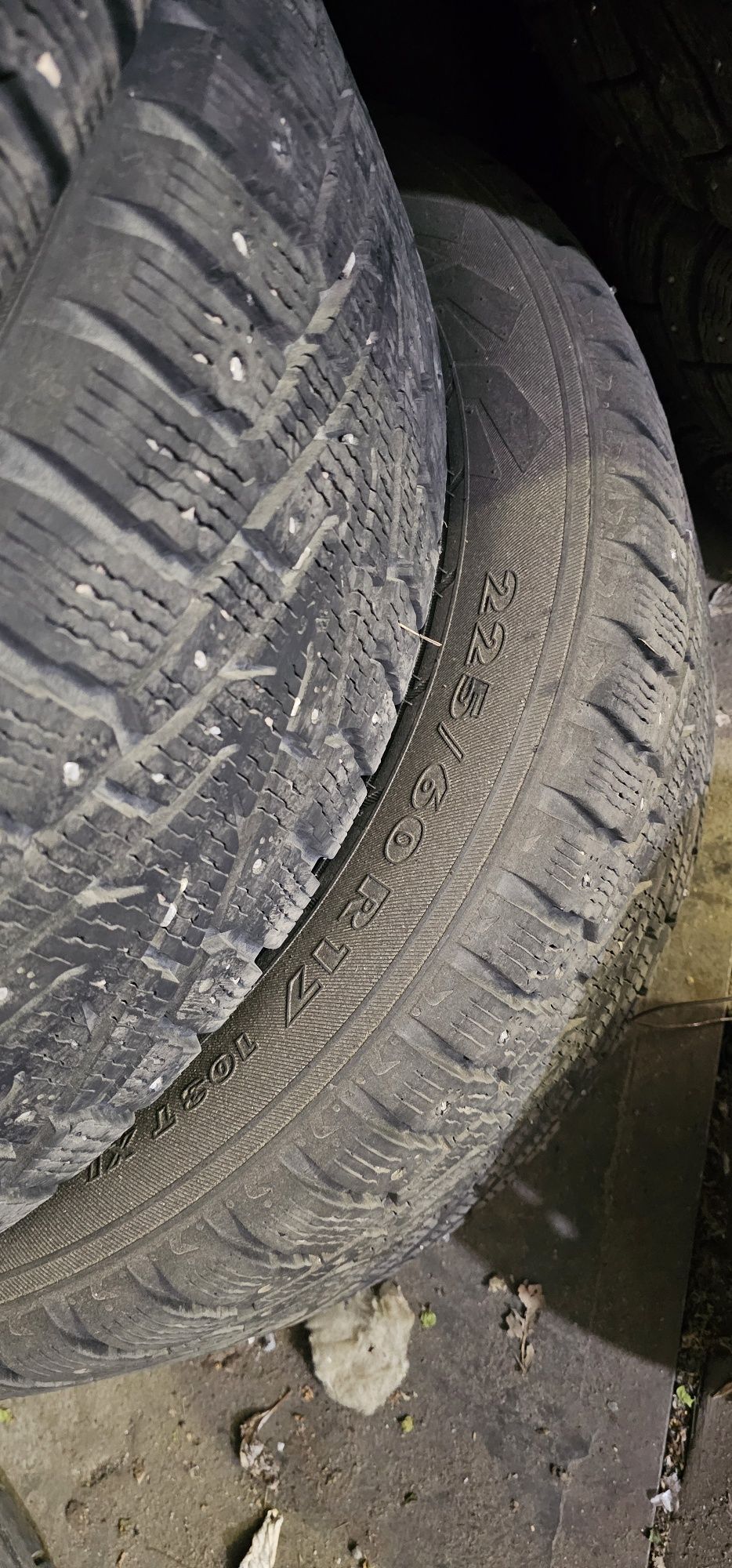 Продам комплект зимних шин nokian 225x60x17