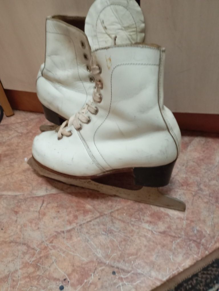 Продам коньки фигурные