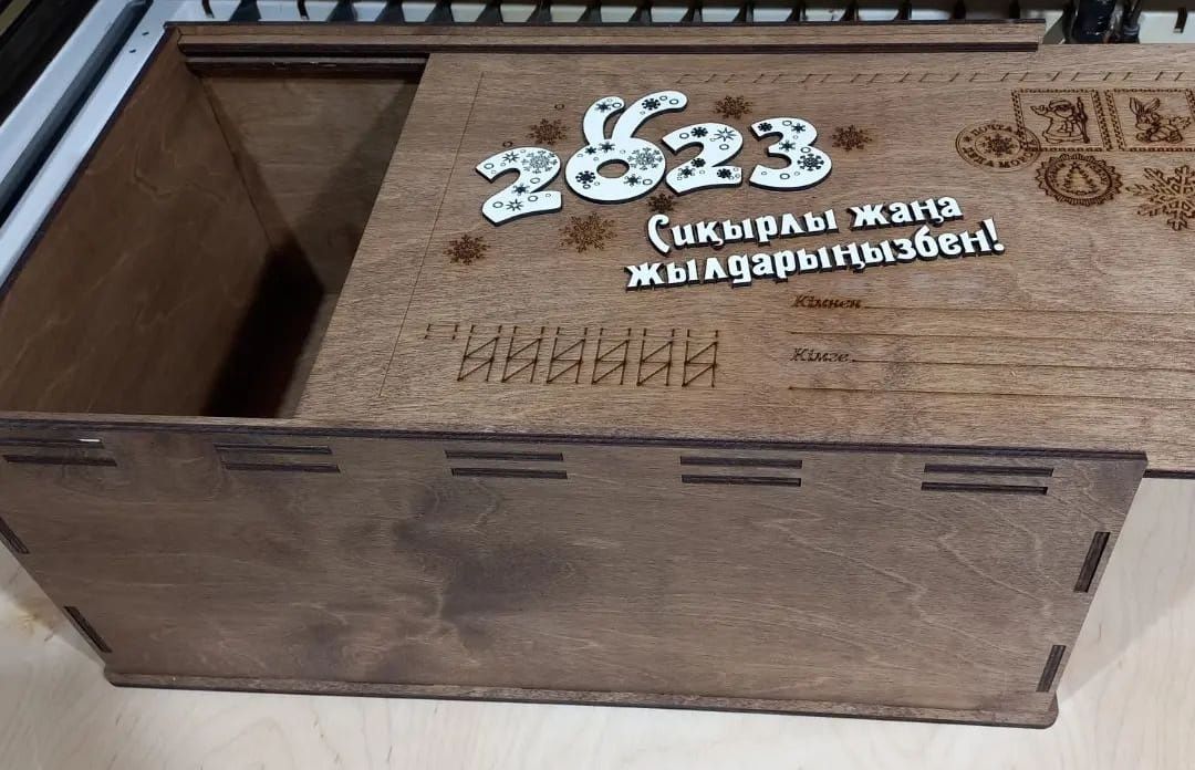 Подарочная коробка