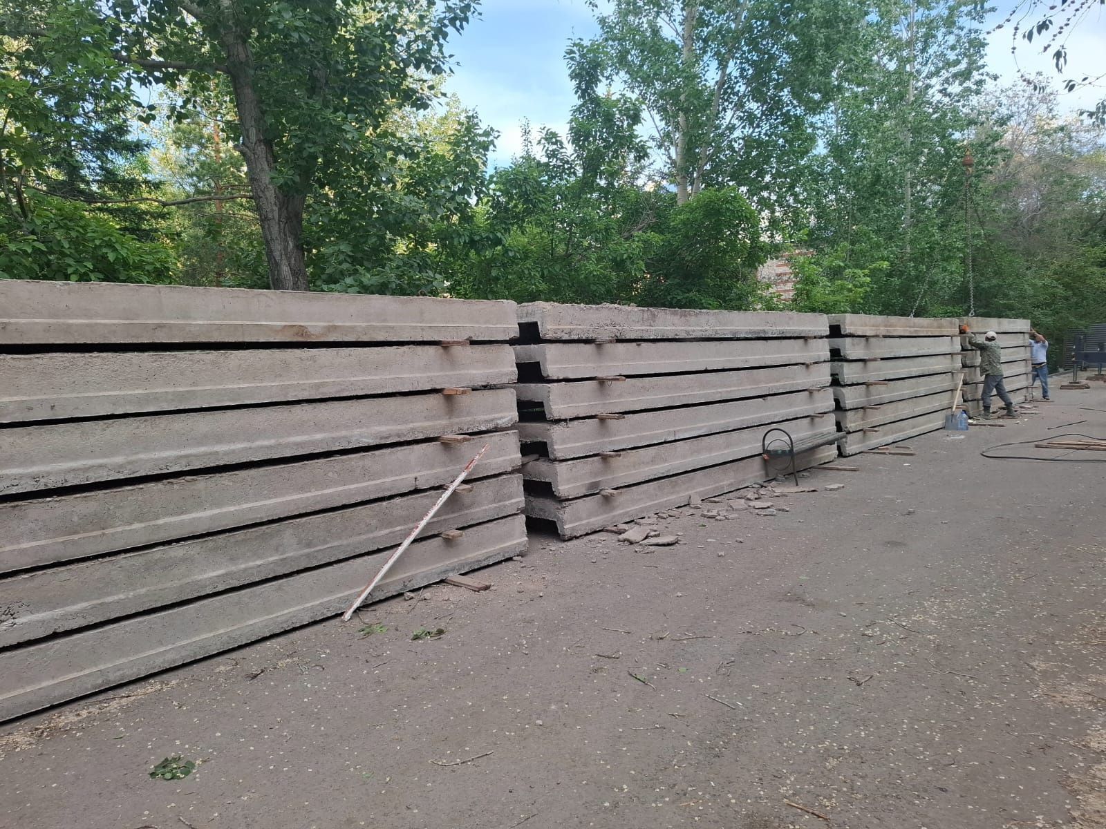 Продам плиты кирпичи и плиты перекрытия  есть доставка по городу на ма