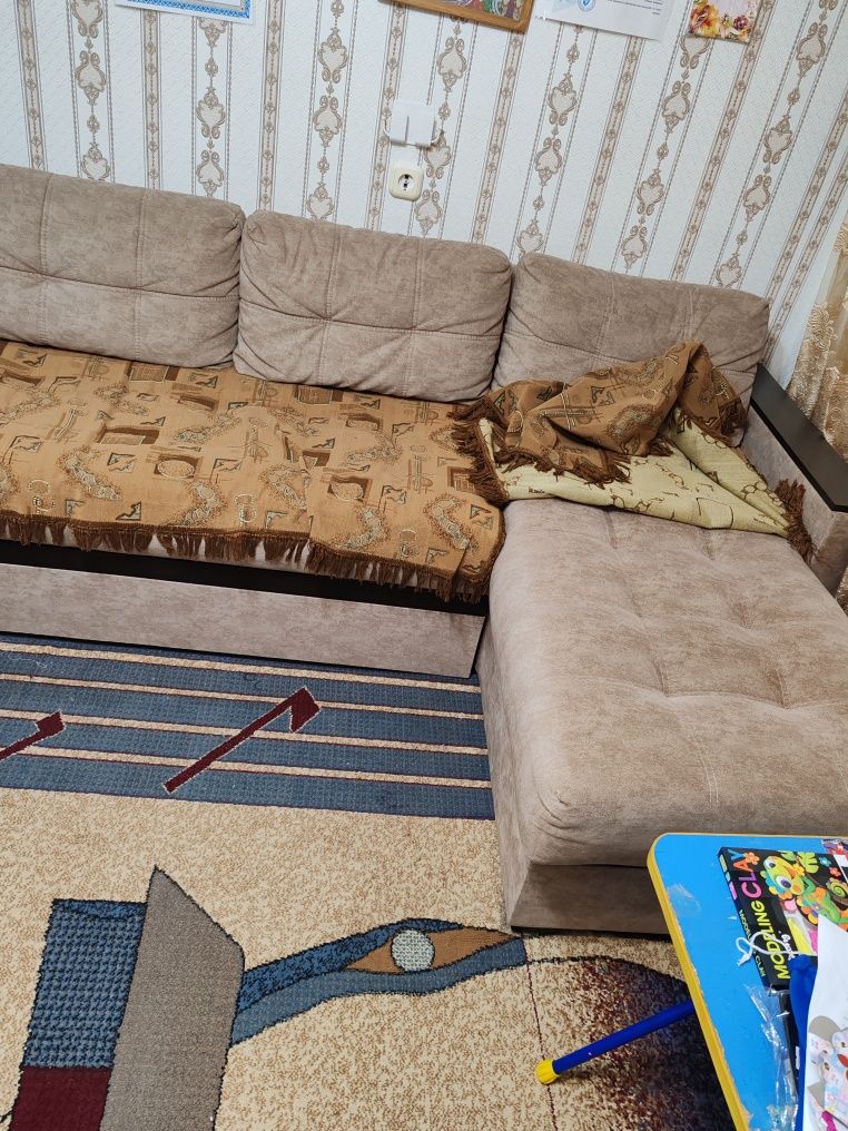 Срочно продам диван в идеальном состоянии, всё целое