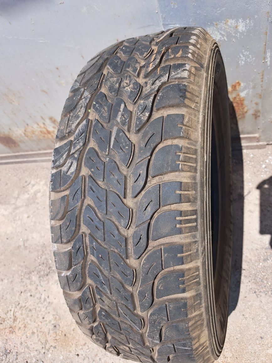 Продам две шины Yokohama 235/60R16