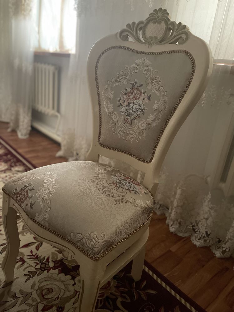 Стол и стулья ( 12 шт.) для гостинной