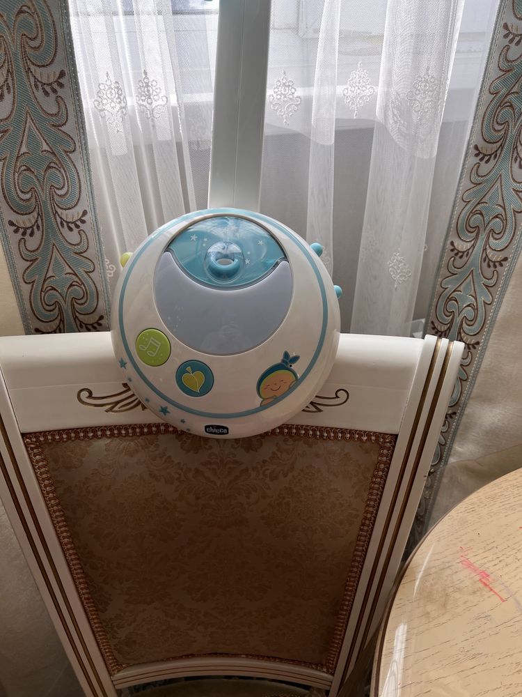 Продам музыкальный мобиль с проектором Chicco!