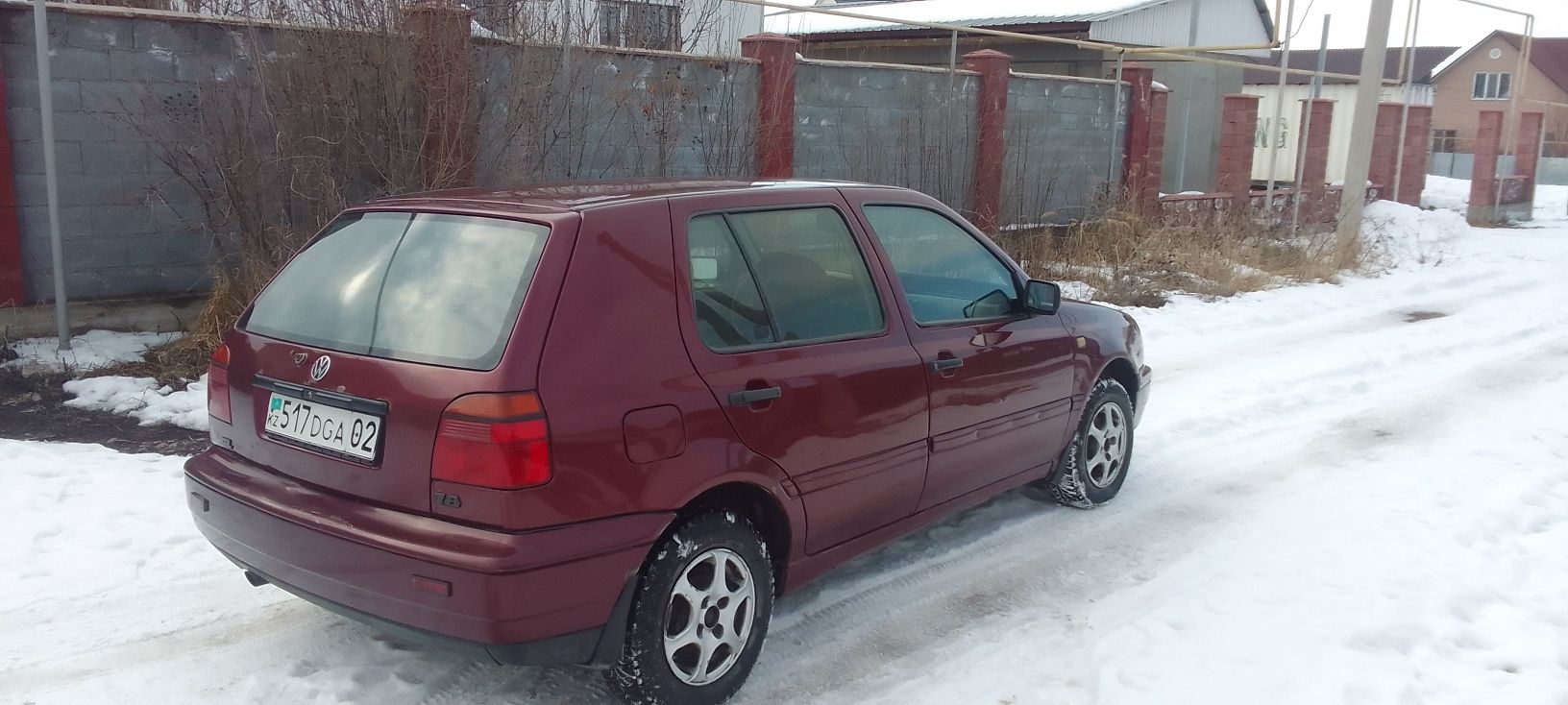 Продам гольф3 на ходу 1996 г.  В. Механика вишневого цвета алматы