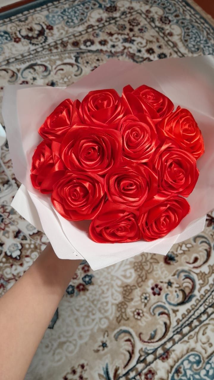 розы из атласных лент