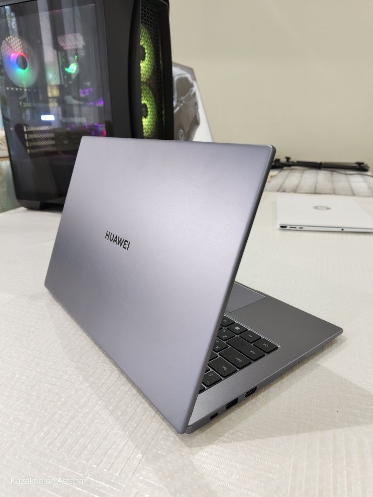 Huawei mate book 14 core i5 8 GB Ram 512 SSD