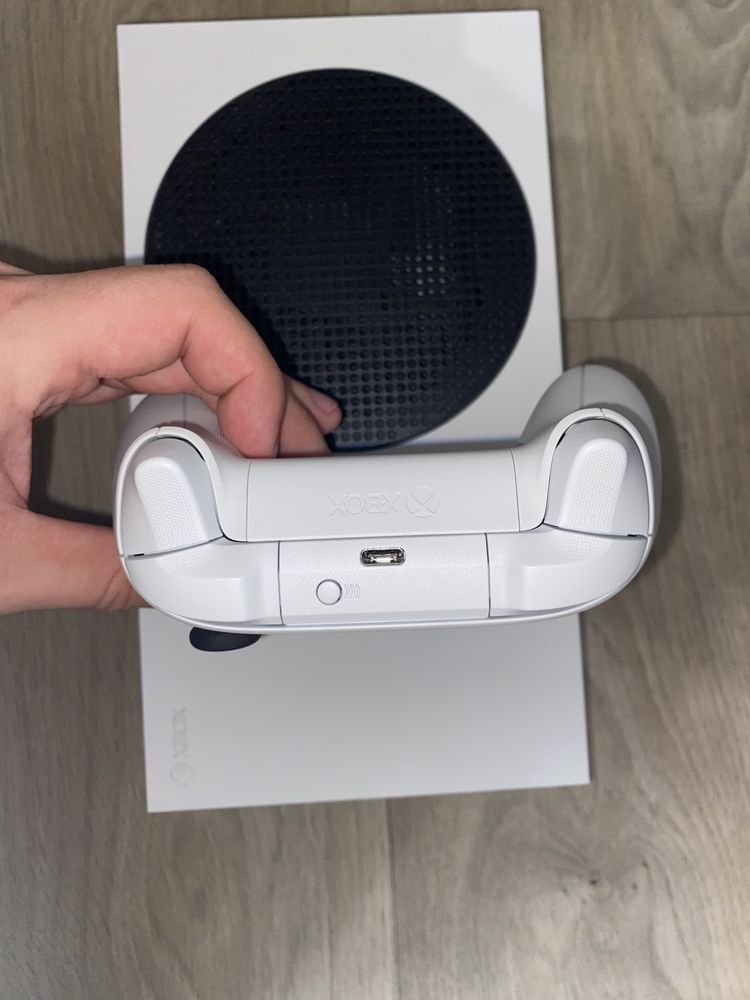 Xbox Series S (почти новая)