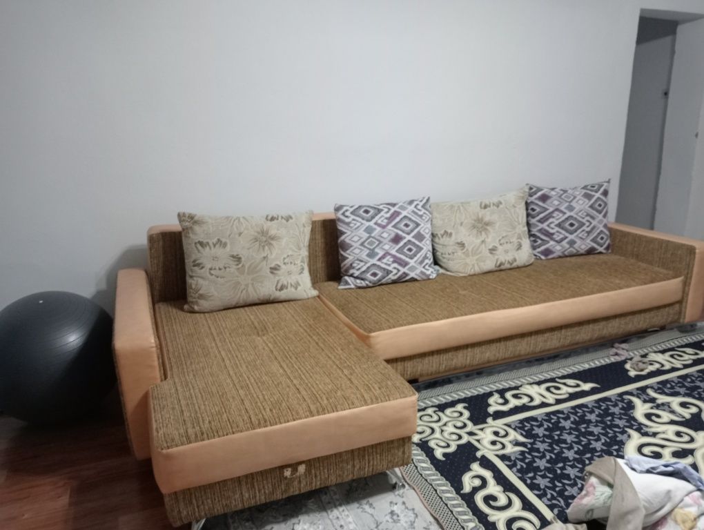 Продам уголок- диван 2 дивана   и кофер большой 4на 5хорошем состояний