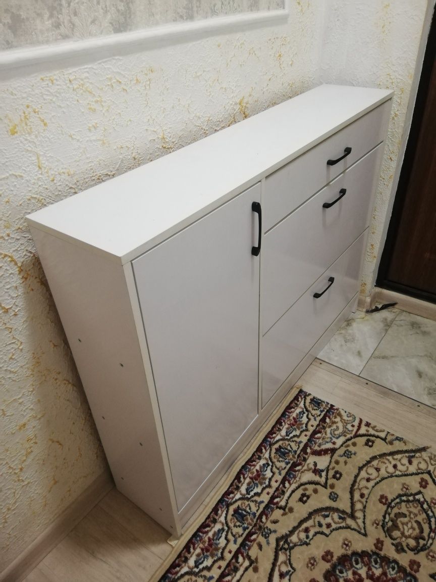 Прихожка, кровать, комод, шкаф